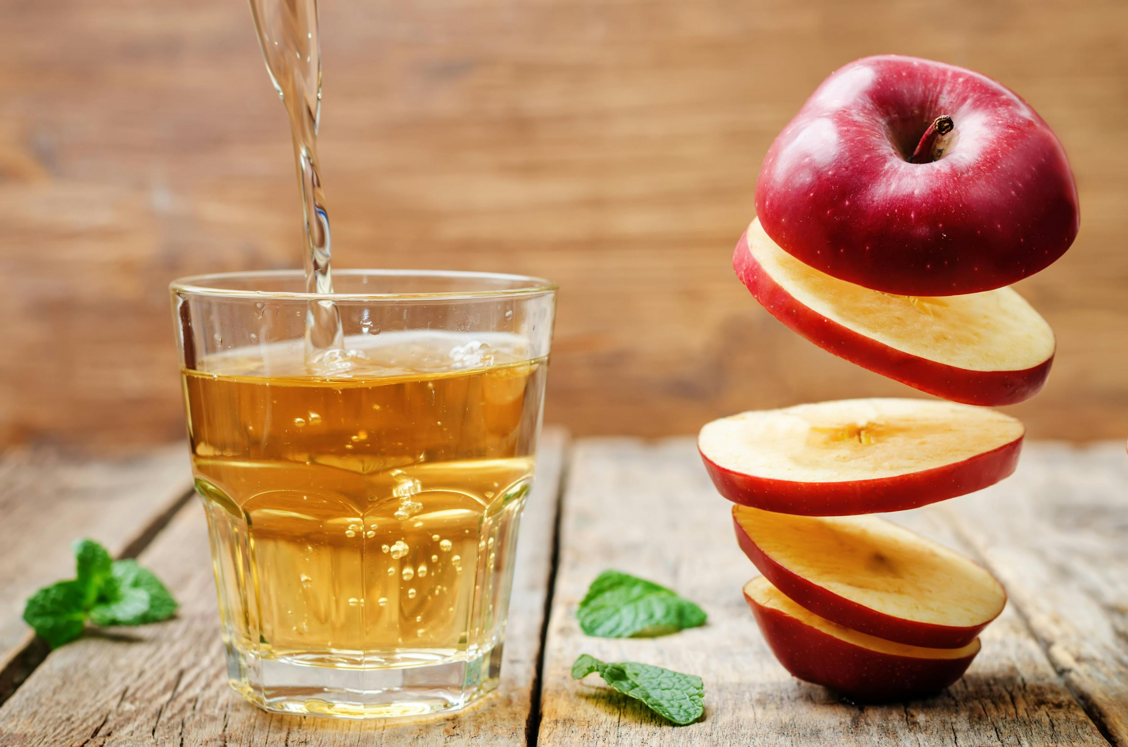 flying slices of apple and apple juice | Image Credit: © nata_vkusidey - stock.adobe.com